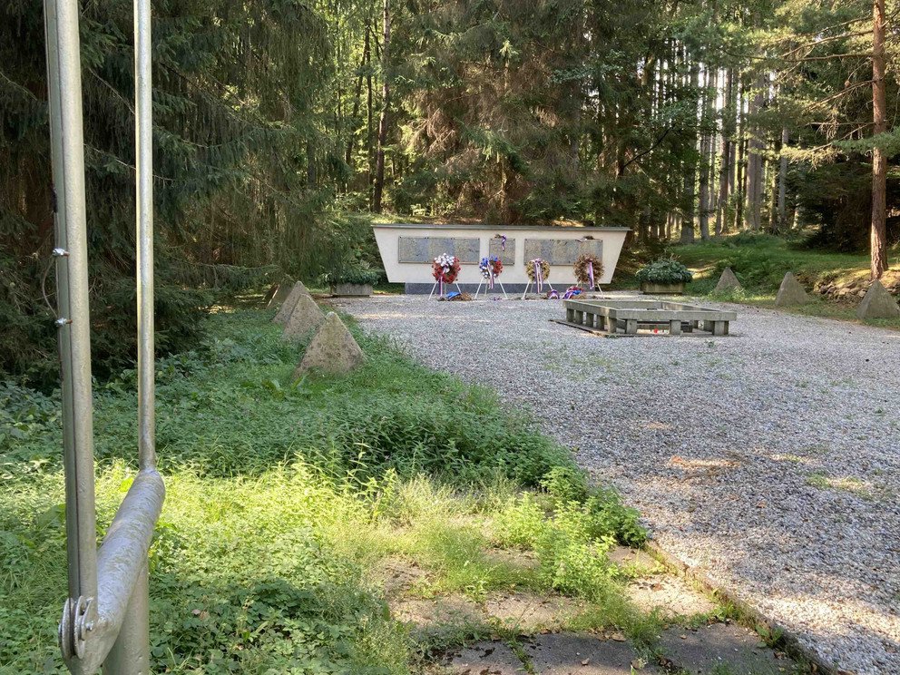 Fotografie pomn&iacute;ku ve Sp&aacute;len&eacute;m lese a společn&eacute;ho hrobu na hřbitově v Klatovech