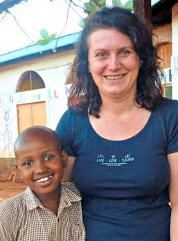 Gl&uuml;cklich &uuml;ber die pers&ouml;nliche Begegnung: Astrid Klotsch und ihre zehnj&auml;hrige kenianische Patentochter Jane. &minus; Foto: Biberstein