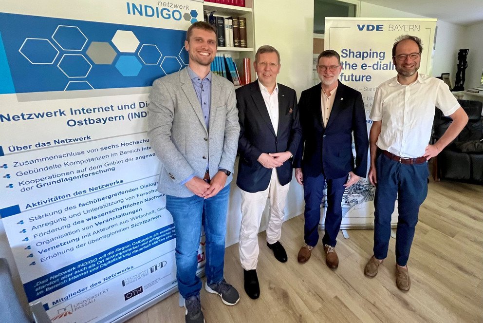 VDE Bayern erweitert den INDIGO-Partnerbeirat (v.l.n.r.): Fabian Hans (INDIGO-Netzwerkmanager), Klaus Bayer (Vorstandsvorsitzender VDE Bayern), Prof. Dr. Tomas Sauer (INDIGO-Steuerkreissprecher) und Prof. Dr. Harald Kosch (Vertreter INDIGO-Direktorium). Foto: Klaus Bayer