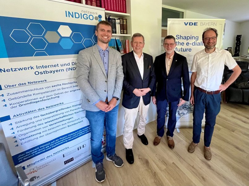 VDE Bayern erweitert den INDIGO-Partnerbeirat (v.l.n.r.): Fabian Hans (INDIGO-Netzwerkmanager), Klaus Bayer (Vorstandsvorsitzender VDE Bayern), Prof. Dr. Tomas Sauer (INDIGO-Steuerkreissprecher) und Prof. Dr. Harald Kosch (Vertreter INDIGO-Direktorium). Foto: Klaus Bayer