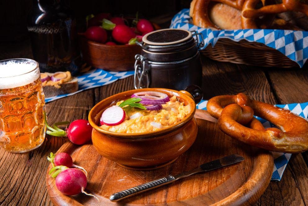 Eine deftige Brotzeit mit Obazda und Brezeln