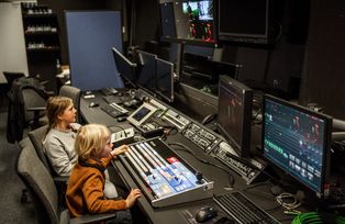 Kinder im Regieraum im TV-Studio
