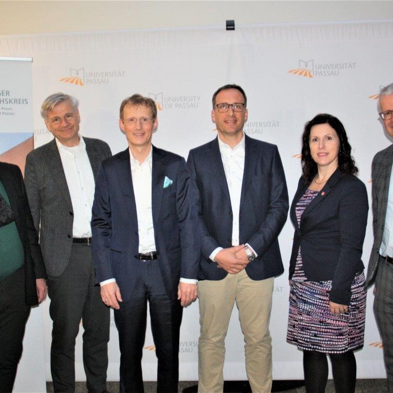(v.l.) Rudi Fellner, Dr. Florestan von Boxberg, Prof. Dr. Andreas Buske, Prof. Dr. Jan Schumann, Doz.  Dr. Dip.-Ing. Dagmar &Scaron;kodov&aacute; Parmov&aacute; und Dr. Fritz Audebert; Foto: Universit&auml;t Passau