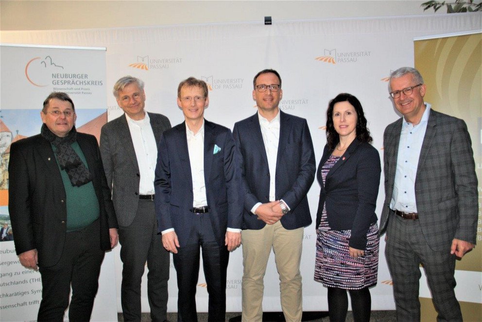 (v.l.) Rudi Fellner, Dr. Florestan von Boxberg, Prof. Dr. Andreas Buske, Prof. Dr. Jan Schumann, Doz.  Dr. Dip.-Ing. Dagmar Škodová Parmová und Dr. Fritz Audebert; Foto: Universität Passau