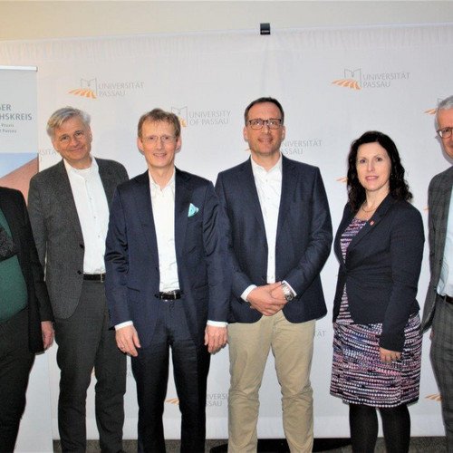 (v.l.) Rudi Fellner, Dr. Florestan von Boxberg, Prof. Dr. Andreas Buske, Prof. Dr. Jan Schumann, Doz.  Dr. Dip.-Ing. Dagmar &Scaron;kodov&aacute; Parmov&aacute; und Dr. Fritz Audebert; Foto: Universit&auml;t Passau