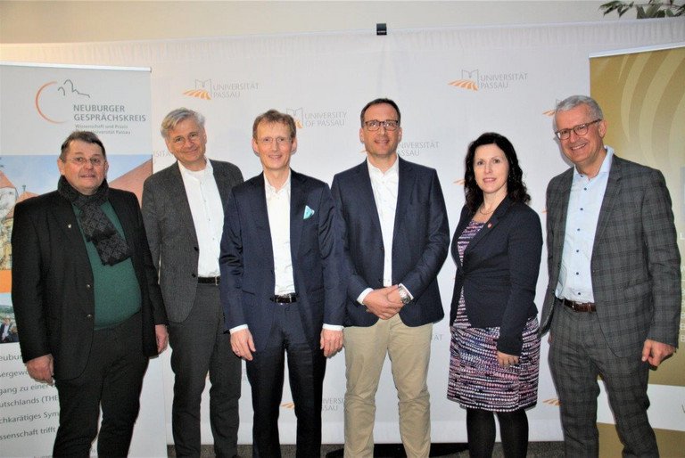 (v.l.) Rudi Fellner, Dr. Florestan von Boxberg, Prof. Dr. Andreas Buske, Prof. Dr. Jan Schumann, Doz.  Dr. Dip.-Ing. Dagmar Škodová Parmová und Dr. Fritz Audebert; Foto: Universität Passau