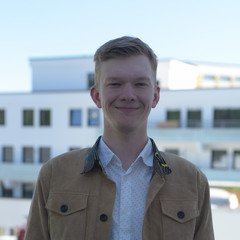 Junger Mann schaut frontal in die Kamera