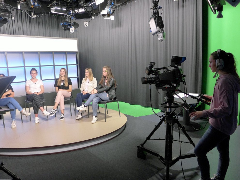 Sendeproduktion im TV-Studio mit Fritz Pflugbeil, Florian Tettenhammer und dem Team des ZIM