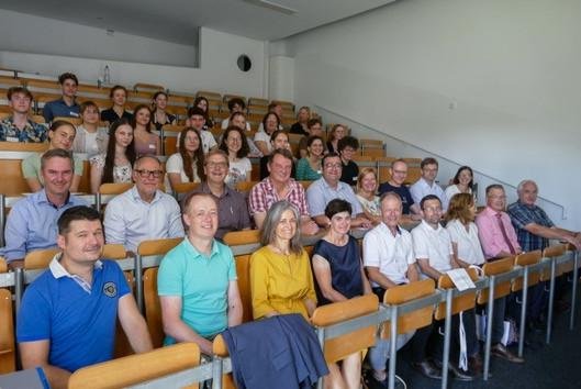 Die Teilnehmerinnen und Teilnehmer des „Unitag“-Programms im Sommersemester 2024 mit Schulleiterinnen und Schulleitern, dem Präsidenten der Universität Passau Prof. Dr. Ulrich Bartosch (1.v.r.), dem Ministerialbeauftragten für die Gymnasien in Niederbayern Peter Brendel (2.v.r.) und der Leiterin der Studienberatung Johanna Schmidt (3.v.r.). Foto: Universität Passau