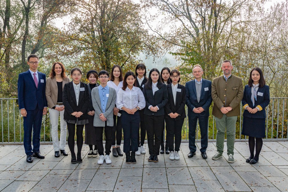 Das Bild zeigt die G&auml;ste aus Hangzhou mit Vizepr&auml;sidentin Prof. Dr. Daniela Wawra (2. von links), dem stellvertretenden Vorstandsvorsitzenden des Zentrums f&uuml;r Lehrerbildung und Fachdidaktik Prof. Dr. Werner Gamerith (2. von rechts) und Dr. Hans-Stefan Fuchs, Leiter des Praktikumsamts f&uuml;r die Lehr&auml;mter an Grund- und Mittelschulen der Universit&auml;t Passau (3. von rechts). Foto: Stelzer