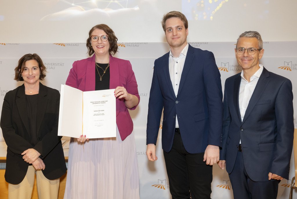 v.l.n.r. Vizepräsidentin Prof. Dr. Bettina Noltenius, Sarah Beyvers, Stephan Brandler (Leiter der Sparda-Bank-Filiale Passau), Michael Gruber (Vorstandsvorsitzender der Sparda-Bank Ostbayern eG)