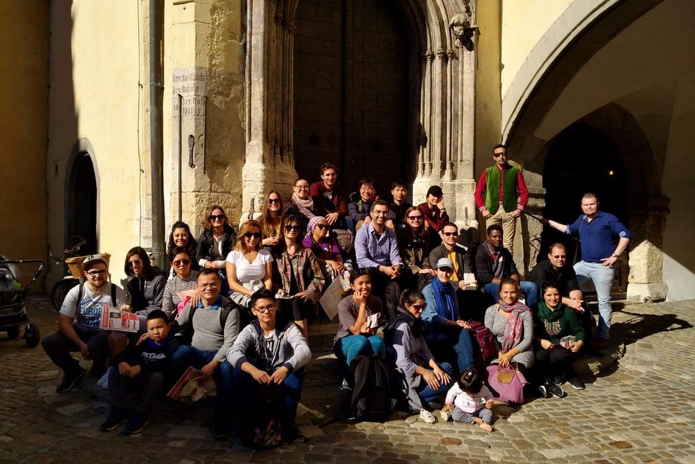 Gruppe vor einer Kirche in Regensburg
