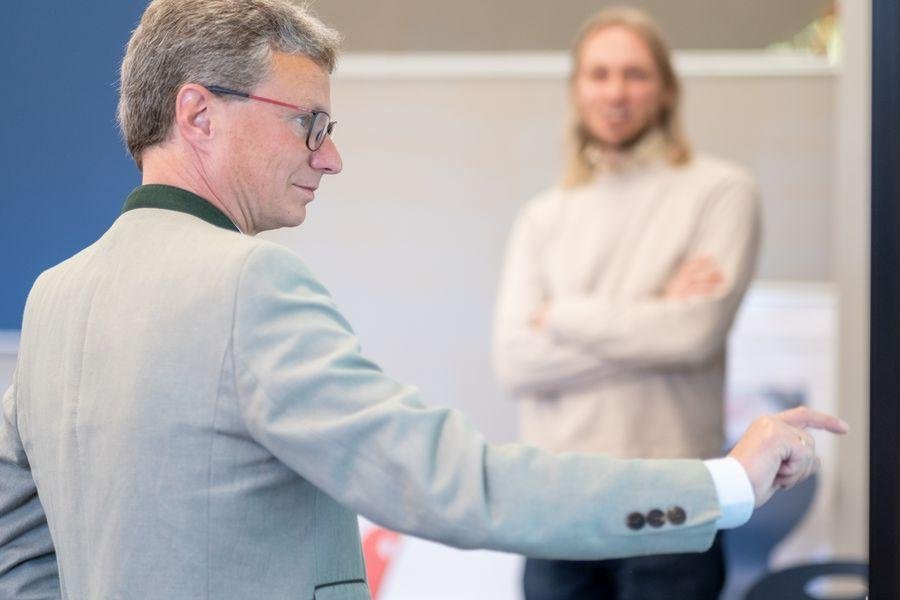 Wissenschaftsminister Bernd Sibler testet am Smartboard das Fortbildungsformat „Cyber Café“