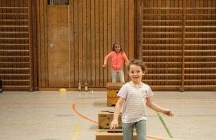 Kinder in der Sporthalle