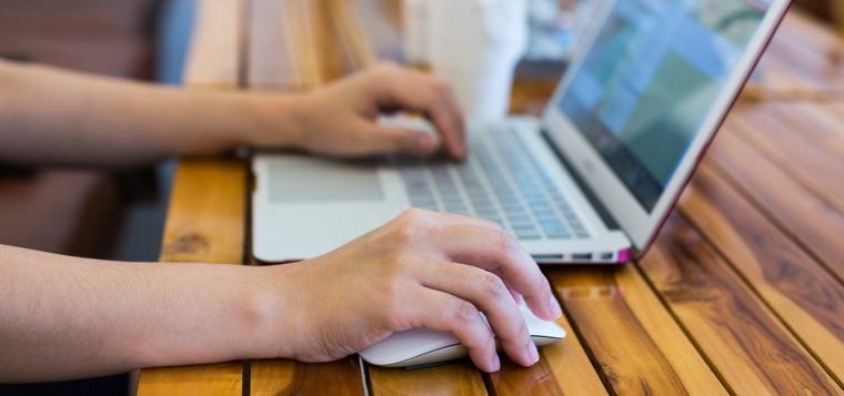 Online-Bewerbung am Laptop