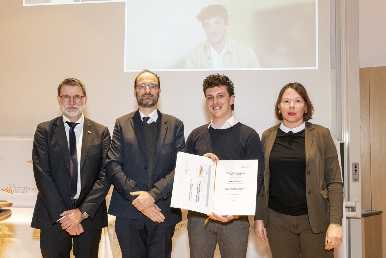 Prof. Dr. Tomas Sauer Prof. Dr. Harald Kosch, Vizepr&auml;sidentin f&uuml;r Akademische Infrastruktur und IT Bastian Mogel Doreen M&uuml;ller-Murr, AlumniClub