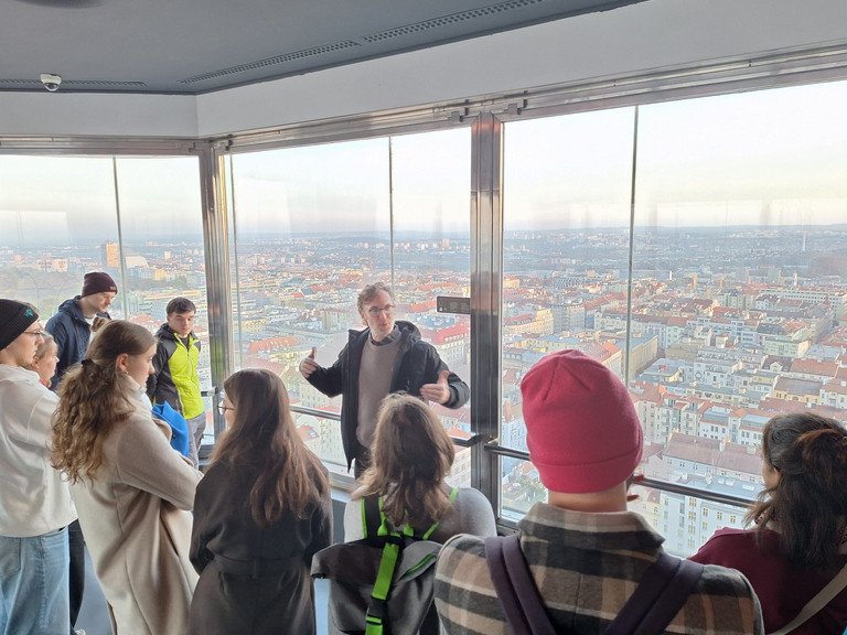 Die Exkursionsteilnehmerinnen und -teilnehmer mit Prof. Dr. Andreas Eberth über den Dächern Prags. Foto: Jonas Wagener