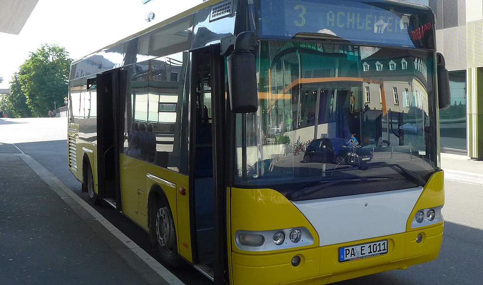 Ein gelber VBP-Bus