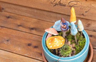 Topf mit selbstgetöpferten Pilzen der Kinder