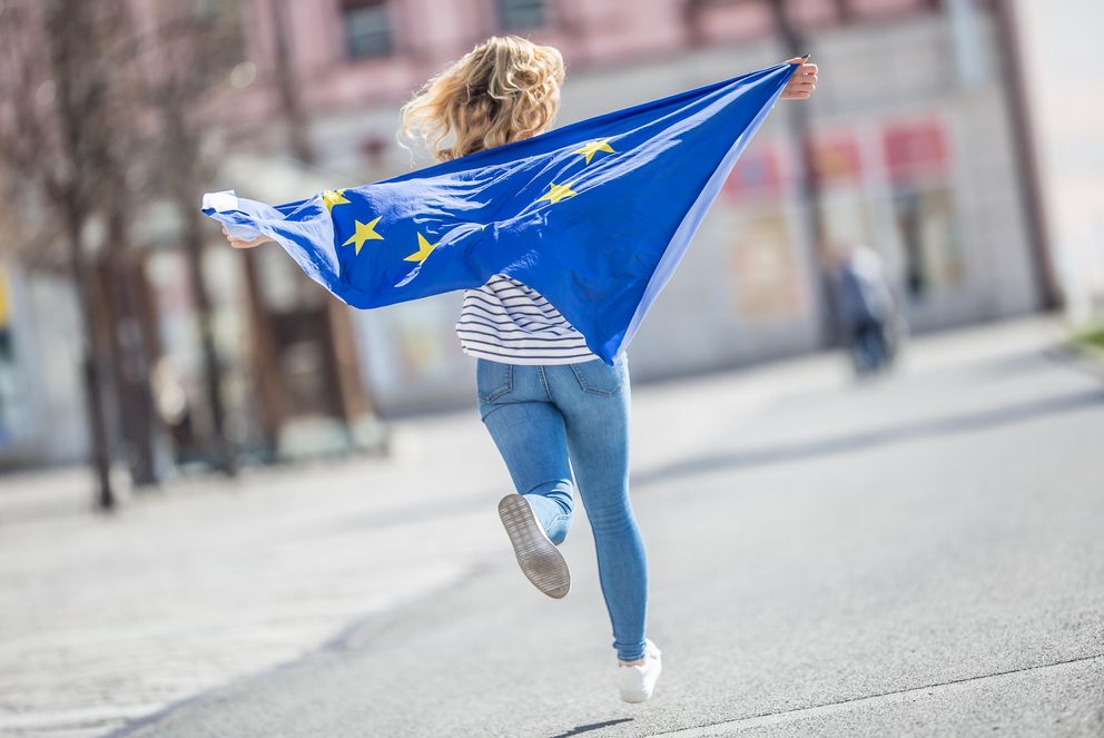 Eine laufende Frau mit einer Europaflagge