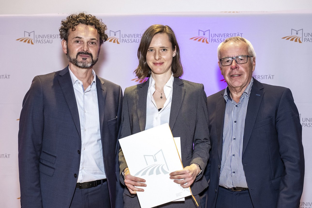 von links nach rechts: Vizepr&auml;sident Prof. Dr. Harry Haupt, Dr. Kathrin Hanauer und Prof. Dr. Franz J. Brandenburg
