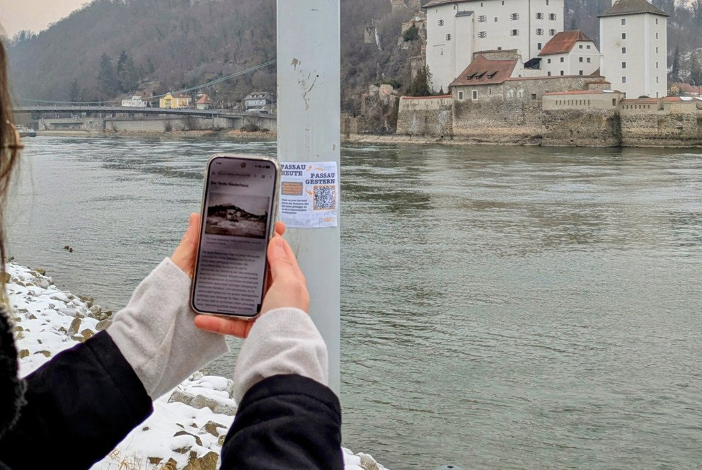 &Uuml;ber Sticker mit QR-Codes k&ouml;nnen historische Stadtansichten abgerufen werden; Foto: PYREC / Kira Braun