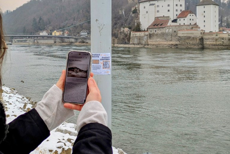 &Uuml;ber Sticker mit QR-Codes k&ouml;nnen historische Stadtansichten abgerufen werden; Foto: PYREC / Kira Braun