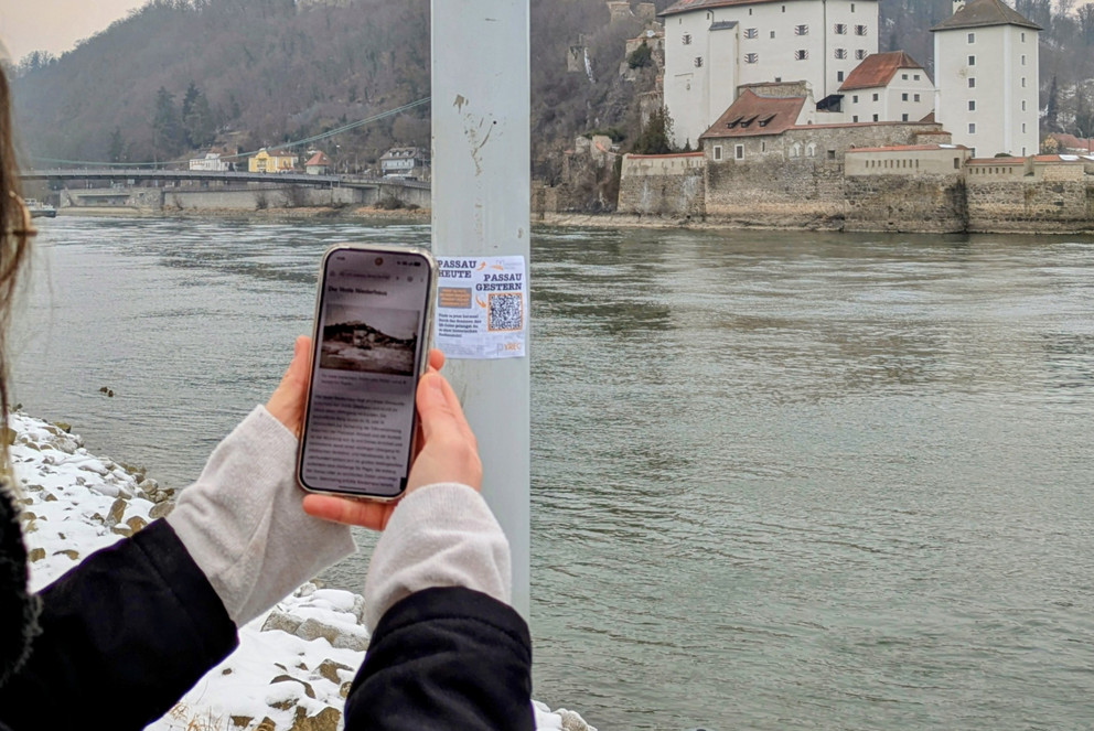 &Uuml;ber Sticker mit QR-Codes k&ouml;nnen historische Stadtansichten abgerufen werden; Foto: PYREC / Kira Braun