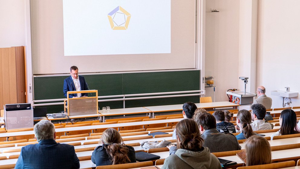 Prof. Dr. Jan Schumann, Vizepräsident für Forschung an der Universität Passau, begrüßt die Gäste im Hörsaal 9 Audimax zum Auftakt der neuen Poljak Vortragsreihe.