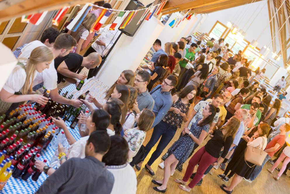 Die Teilnehmerinnen und Teilnehmer der German Courses 2016 beim Empfang in der Mensa, Fotos: Universit&auml;t Passau