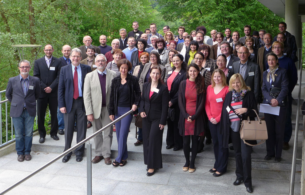 Tschechische Delegation mit den Passauer Gespr&auml;chspartnern vor dem IT-Zentrum der Universit&auml;t Passau