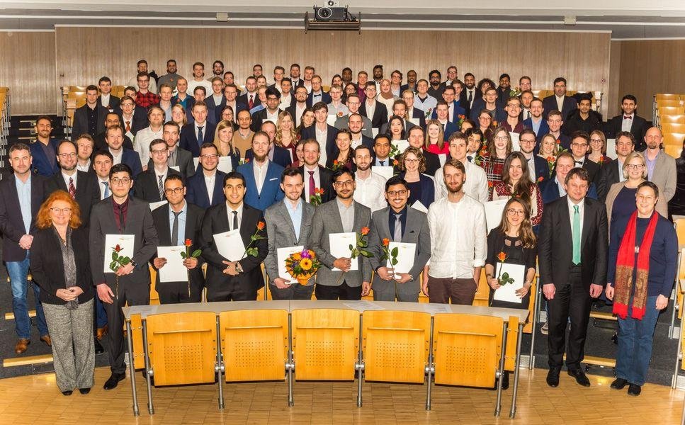 Gruppenfoto der Absolventinnen und Absolventen der Fakultät für Informatik und Mathematik