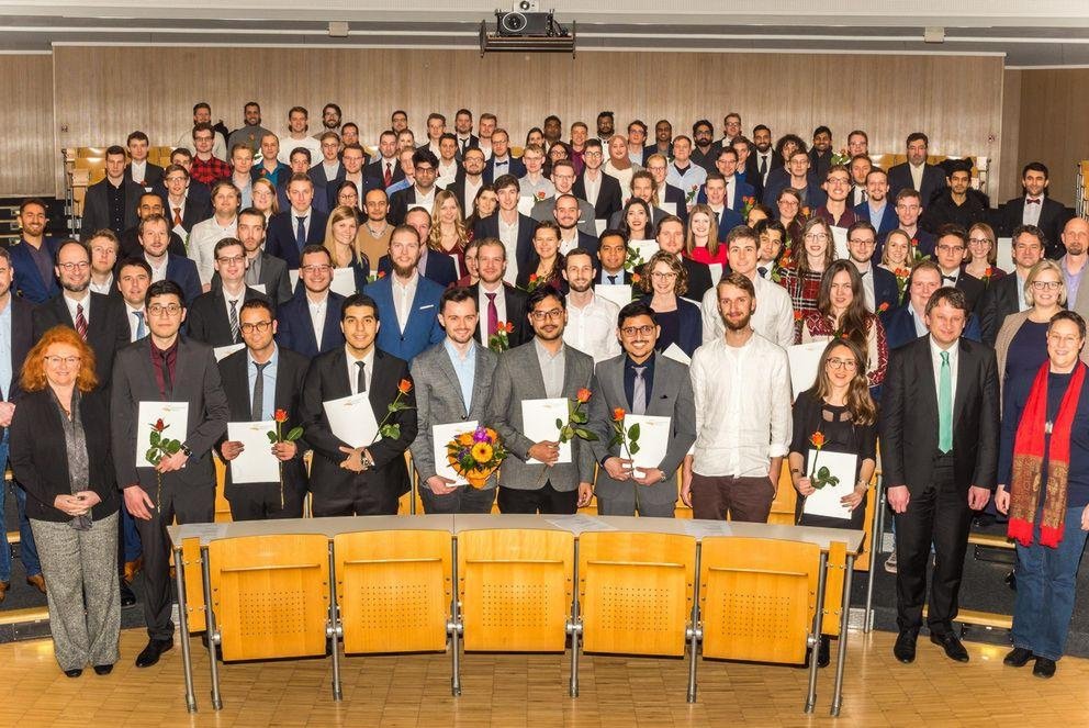 Gruppenfoto der Absolventinnen und Absolventen der Fakultät für Informatik und Mathematik