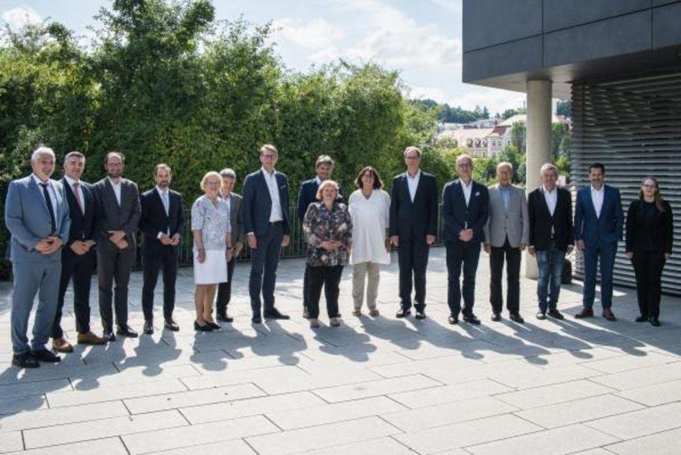 Gruppenbild: V.l.nr.: Ulrich Bartosch (Universität Passau), Alexander Fehr (Universität Bayern e.V.), Harald Kosch (Universität Passau), Kai Fischbach (Universität Bamberg), Merith Niehuss (Universität der Bundeswehr München), Johannes Wallacher (Hochschule für Philosophie München), Staatsminister Markus Blume, Joachim Hornegger (Friedrich-Alexander-Universität Erlangen-Nürnberg), Vorsitzende Universität Bayern e.V. Sabine Doering-Manteuffel (Universität Augsburg), Gabriele Gien (KU Eichstätt-Ingolstadt), Paul Pauli (Universität Würzburg, stv. Vorsitzender Stefan Leible (Universität Bayreuth), Udo Hebel (Universität Regensburg), Bernd Huber (Ludwig-Maximilians-Universität München), Thomas F. Hofmann (TU München), Michelle Fall (Universität Bayern e.V.).