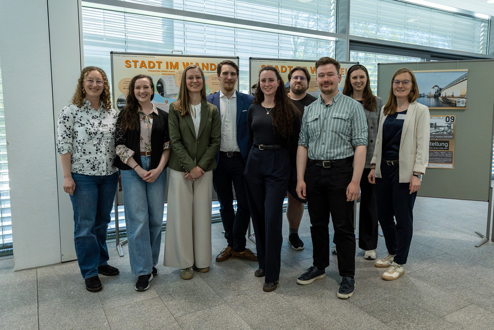 Die PYREC-Fellows der aktuellen Kohorte: (von links nach rechts) Hanna Roider, Christina Haupt, Lisa Woldrich, Bernhard Kronegger, Kira Braun, Lothar Pietrek, Leon B&ouml;gel, Annika Kroos und Ina Voshage; Foto: Universit&auml;t Passau