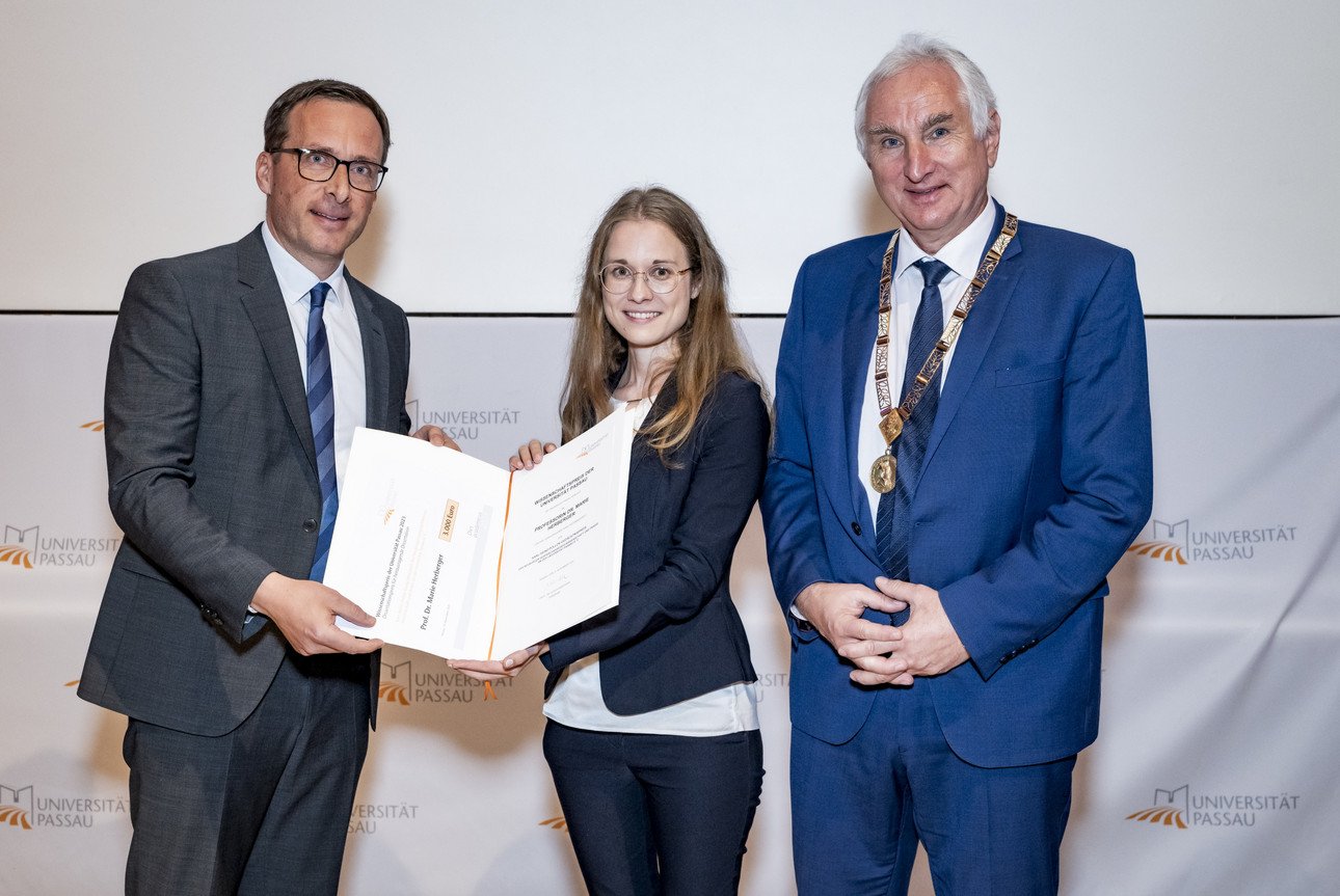 von links: Vizepr&auml;sident f&uuml;r Forschung Prof. Dr. Jan H. Schumann, Prof. Dr. Marie Herberger, Pr&auml;sident Prof. Dr. Ulrich Bartosch