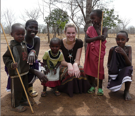 Bild zu Beitrag 1: Der Besuch in einem Massai - Dorf hat Theresa Stamm sehr beeindruckt. "Ich weiß schon jetzt, dass mir der Abschied sehr schwer fallen wird", weiß sie nach neun Monaten in Tansania. (Foto: Stamm)