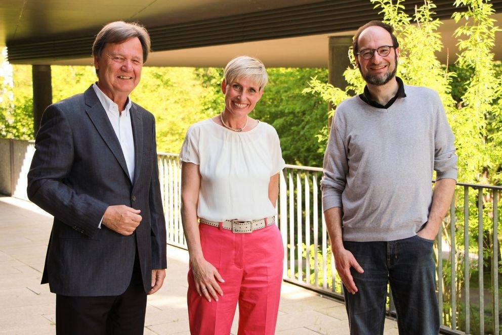 Walter Keilbart (l.), Vorsitzender des Universitätsrats, und Prof. Dr. Harald Kosch (r.), Vizepräsident für Akademische Infrastruktur und IT der Universität Passau, begrüßen Siska Thiele als neues Mitglied des Universitätsrats. Foto: Barbara Weinert/Universität Passau