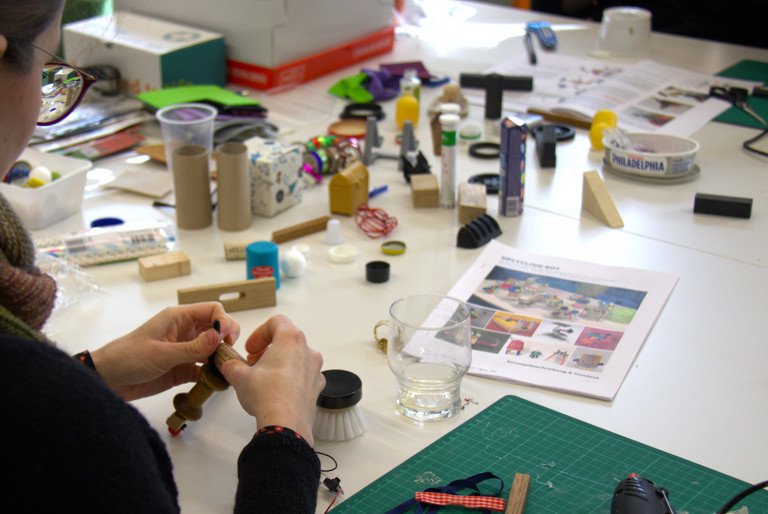 Bei dem Upcycling-Storytelling-Workshop wurden kleine Roboter gebaut; Foto: Cheyenne Christmann (Universit&auml;t Passau, Zentrum f&uuml;r Lehrkr&auml;ftebildung und Fachdidaktik | Didaktische Innovationslabore DiLab)