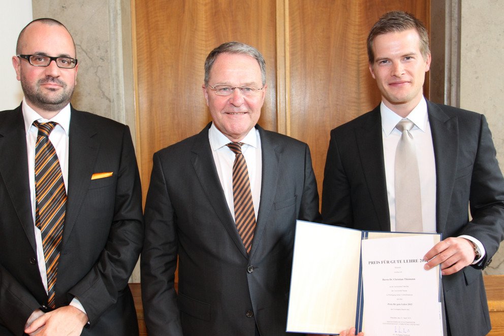 Dr. Christian Thiemann (r.) mit Wissenschaftsminister Dr. Wolfgang Heubisch und dem Vizepr&auml;sidenten f&uuml;r Lehre und Studium der Universit&auml;t Passau, Prof. Dr. Dirk Uffelmann. Foto: StMWFK.