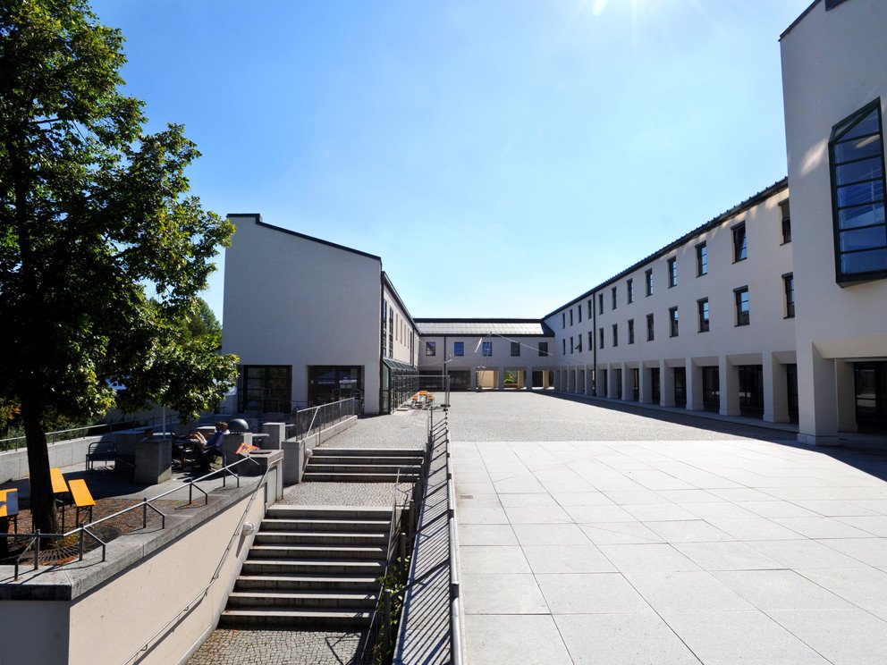 Vorplatz zwischen Bibliothek und Mensa