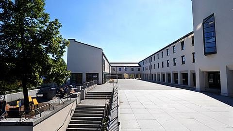 Vorplatz zwischen Bibliothek und Mensa