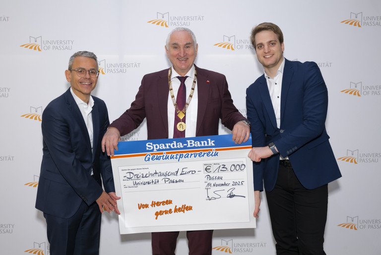 Michael Gruber, Vorstandsvorsitzender der Sparda-Bank Ostbayern eG (li) und Stephan Brandler, Leiter der Sparda-Bank-Filiale Passau (re) bei der &Uuml;bergabe des Spendenschecks an Universit&auml;tspr&auml;sident Prof. Dr. Ulrich Bartosch (Mitte); Foto: Universit&auml;t Passau