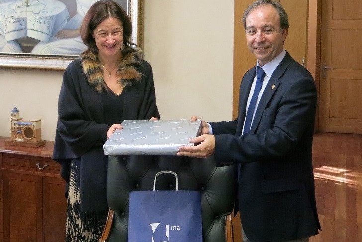 Vizepr&auml;sidentin Prof. Dr. Ursula Reutner &uuml;bergibt ein Gastgeschenk an Vizepr&auml;sident Prof. Dr. Pedro Farias Battle.