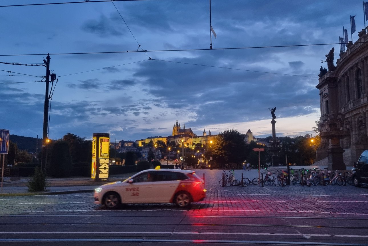 Auto auf Br&uuml;cke in Prag 