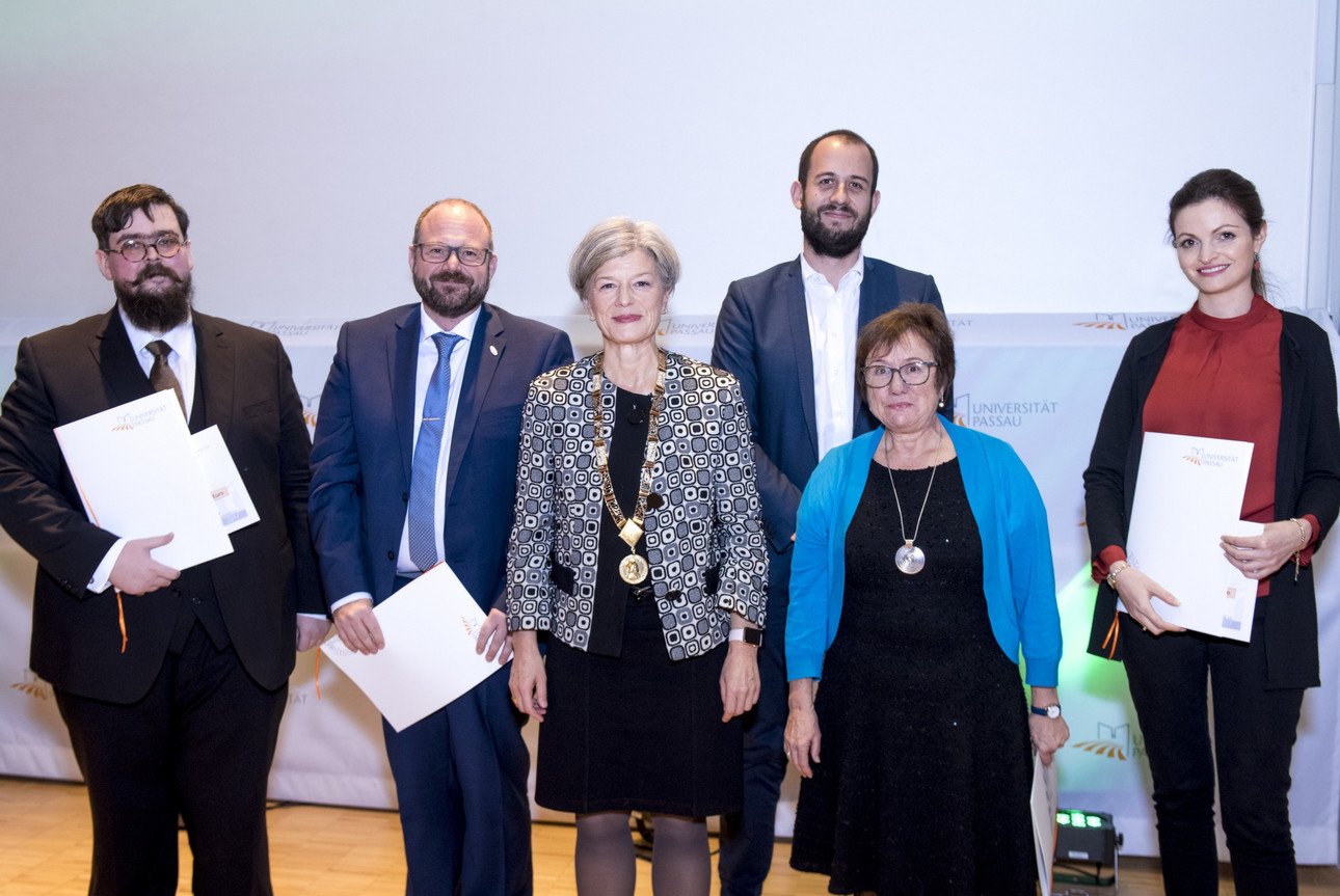 Preistr&auml;gerinnen und Preistr&auml;ger mit der Pr&auml;sidentin der Universit&auml;t