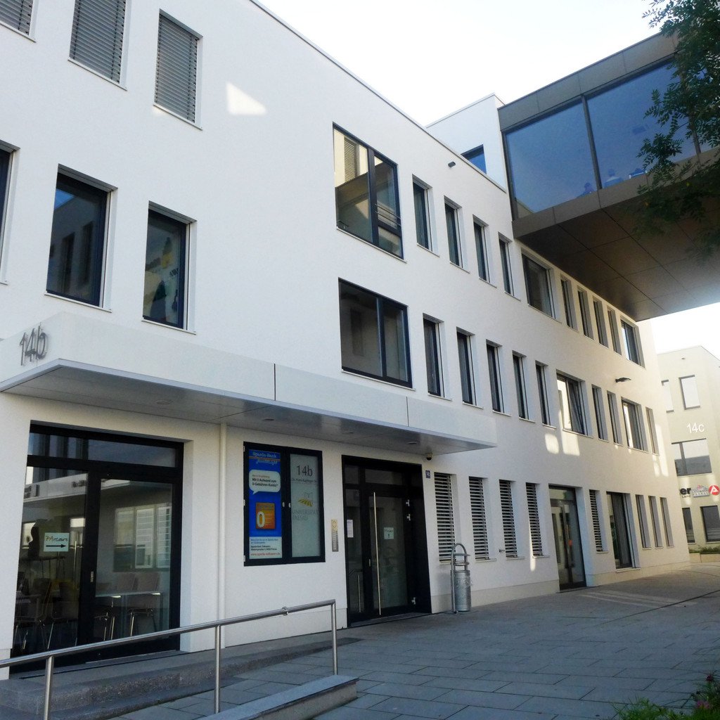 Haupteingang Dr.-Hans-Kapfinger-Stra&szlig;e 14b