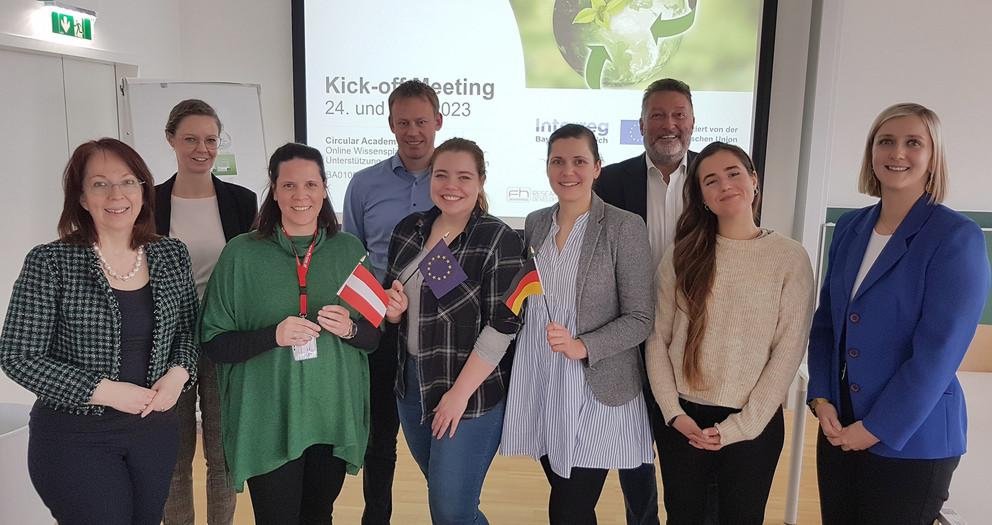  Kick-Off-Veranstaltung zum Projekt in Steyr. Zum Projektteam gehören Prof. Dr. Margarethe Überwimmer (FH OÖ), Christina Haderer (CENTOURIS, Universität Passau), Doris Ehrlinger (FH OÖ), Dr. Stefan Mang (CENTOURIS, Universität Passau), Melanie Eggel (Biz-up), Dr. Eva Schichl (Umweltcluster Bayern), Prof. Dr. Harald Hammer (FH OÖ), Laura Casati (FH OÖ), Katharina Perfahl (Biz-up) (v. l. n. r.). Bild: FH OÖ