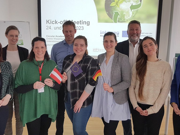  Kick-Off-Veranstaltung zum Projekt in Steyr. Zum Projektteam gehören Prof. Dr. Margarethe Überwimmer (FH OÖ), Christina Haderer (CENTOURIS, Universität Passau), Doris Ehrlinger (FH OÖ), Dr. Stefan Mang (CENTOURIS, Universität Passau), Melanie Eggel (Biz-up), Dr. Eva Schichl (Umweltcluster Bayern), Prof. Dr. Harald Hammer (FH OÖ), Laura Casati (FH OÖ), Katharina Perfahl (Biz-up) (v. l. n. r.). Bild: FH OÖ