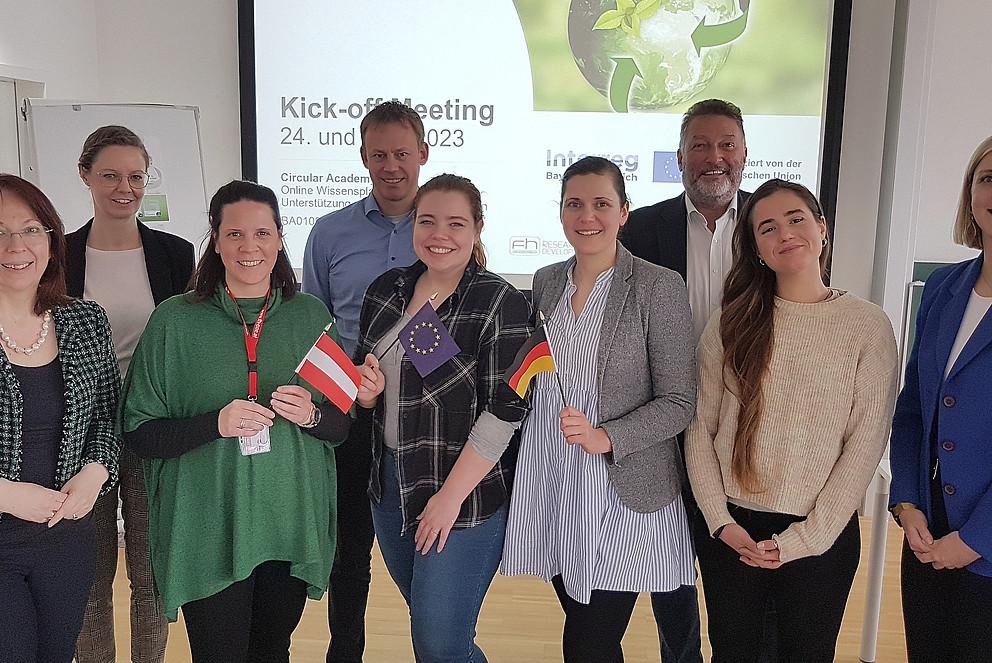  Kick-Off-Veranstaltung zum Projekt in Steyr. Zum Projektteam gehören Prof. Dr. Margarethe Überwimmer (FH OÖ), Christina Haderer (CENTOURIS, Universität Passau), Doris Ehrlinger (FH OÖ), Dr. Stefan Mang (CENTOURIS, Universität Passau), Melanie Eggel (Biz-up), Dr. Eva Schichl (Umweltcluster Bayern), Prof. Dr. Harald Hammer (FH OÖ), Laura Casati (FH OÖ), Katharina Perfahl (Biz-up) (v. l. n. r.). Bild: FH OÖ